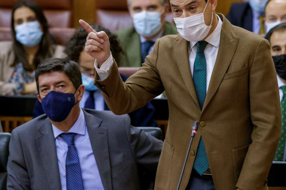 El presidente andaluz, Juanma Moreno, junto al vicepresidente, Juan Marín (i), en una de sus intervenciones en el Parlamento de Andalucía, en Sevilla. EFE/Julio Muñoz