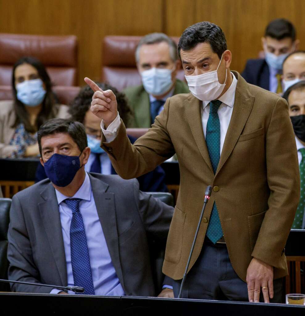 El presidente andaluz, Juanma Moreno, junto al vicepresidente, Juan Marín (i), en una de sus intervenciones en el Parlamento de Andalucía, en Sevilla. EFE/Julio Muñoz