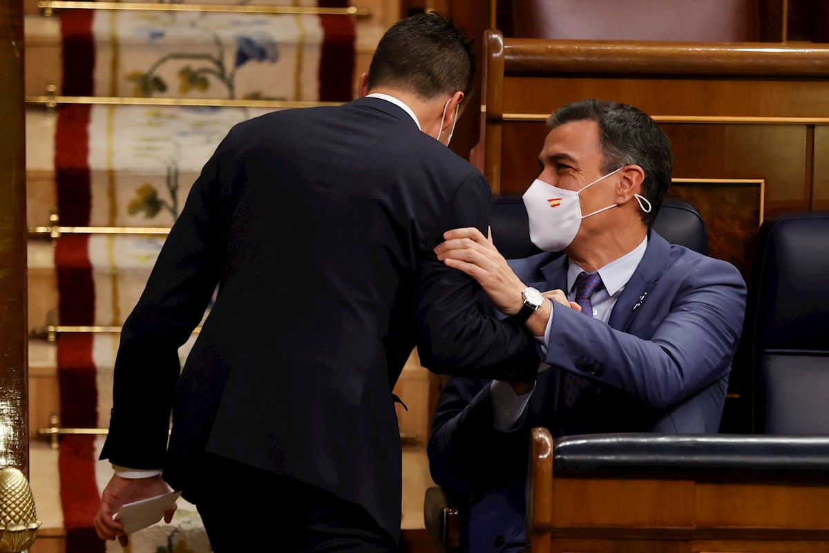 El portavoz del PSOE, Héctor Gómez (i), junto al presidente del Gobierno, Pedro Sánchez, durante el pleno celebrado este jueves en el Congreso. Foto: EFE/Juan Carlos Hidalgo