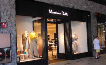 Fachada exterior de una tienda de Massimo Dutti