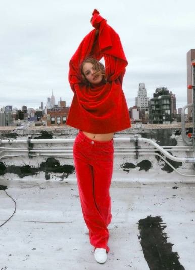 Los pantalones en color rojo que Zara ha rebajado en sus Special Prices