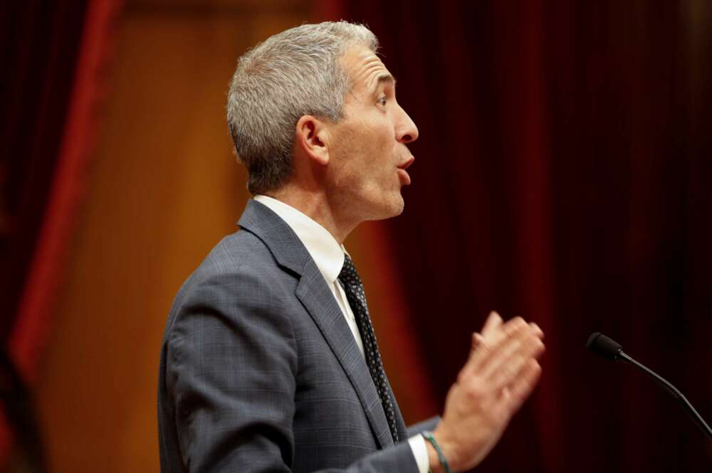 El conseller de Educación, Josep González-Cambray, en un pleno del Parlament marcado por el 25% de castellano y el fin de la inmersión lingüística.EFE/Marta Pérez