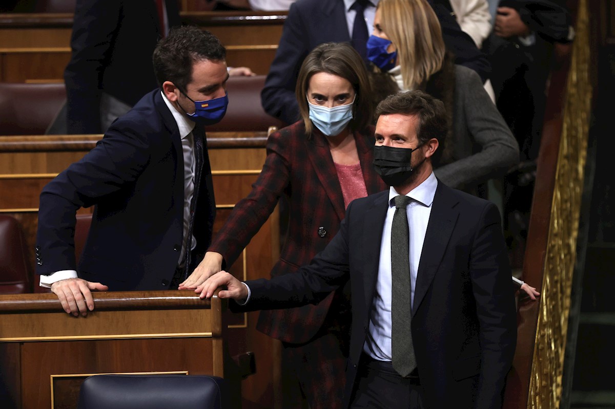 El presidente del Partido Popular Pablo Casado (d), la portavoz del PP en la Cámara Baja Cuca Gamarra y el secretario general de los "populares" Teodoro García, abandonan el hemiciclo tras el pleno del Congreso que se celebró este martes. EFE/ Kiko Huesca