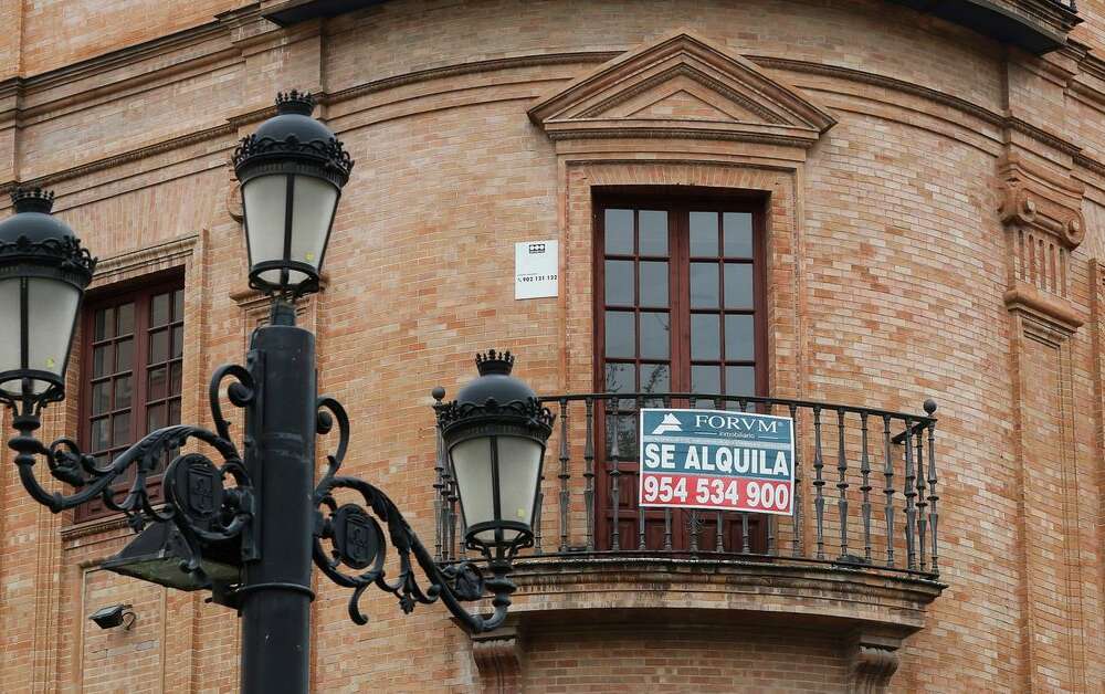 Imagen de un piso con un cartel de "se alquila"./ EFE