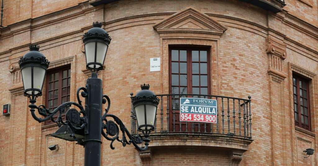 Imagen de un piso con un cartel de "se alquila"./ EFE