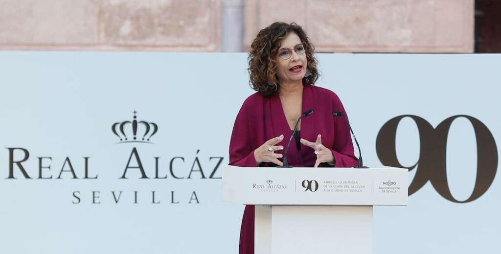 La ministra de Hacienda y Función Públic, Maria Jesús Montero, preside el acto del 90 aniversario de la entrega de la llave del Alcázar a la ciudad de Sevilla, este miércoles en el Real Alcázar de Sevilla.- EFE/José Manuel Vidal