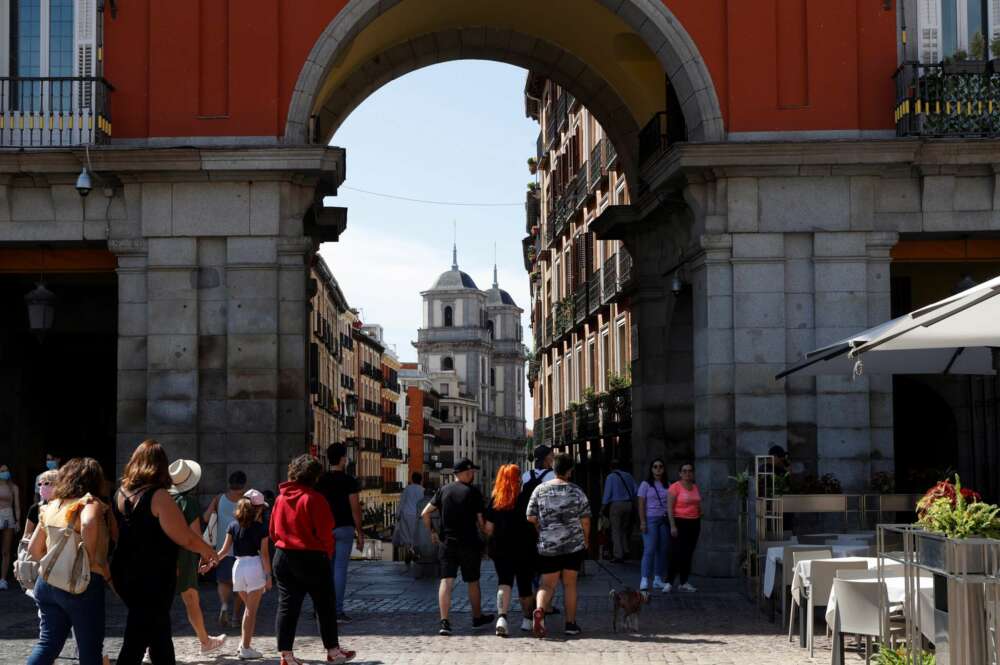 Turistas por la Plaza Mayor de Madrid. EFE/J.J. Guillén