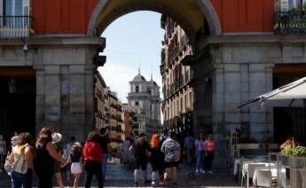 Turistas por la Plaza Mayor de Madrid. EFE/J.J. Guillén