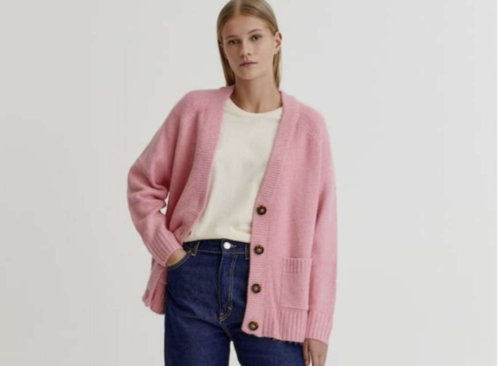 Puede recordar a las nuestras abuelas, pero Pull&Bear ha actualizado el cárdigan hasta convertirlo en la compra top del momento