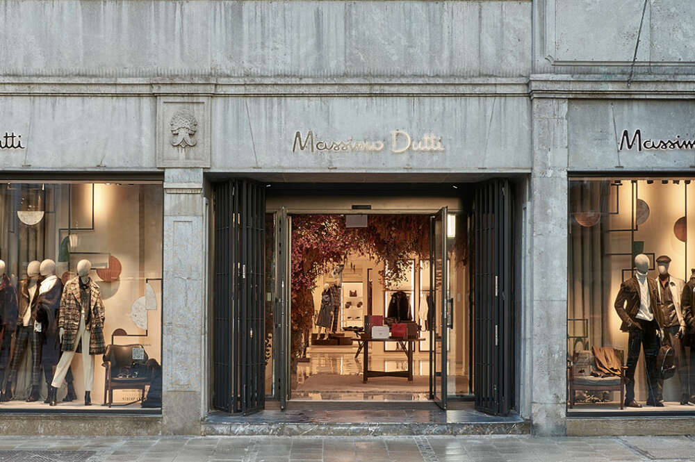 Fachada exterior de una tienda de Massimo Dutti