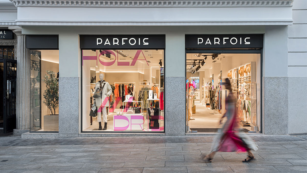 Parfois lanza un vestido de rayas que no puede faltar en tu