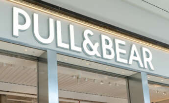 Fachada exterior de una tienda de Pull&Bear