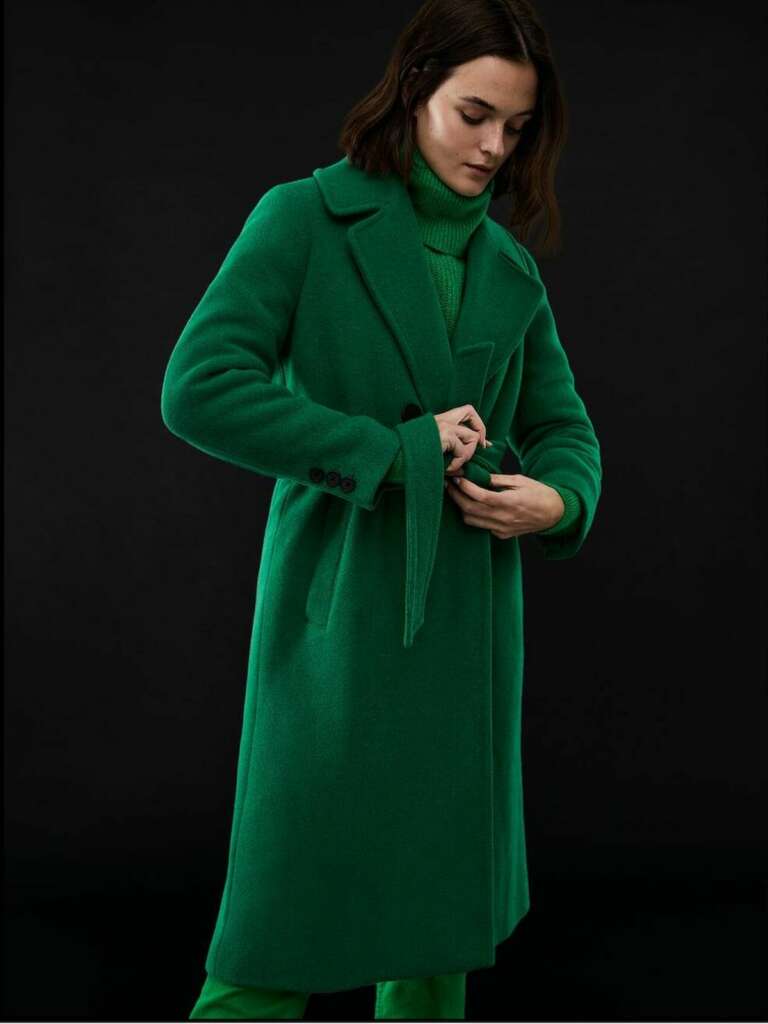 Verde muy vivo y muy 'cool' para el abrigo Stradivarius que parece de marca de lujo a precio low cost