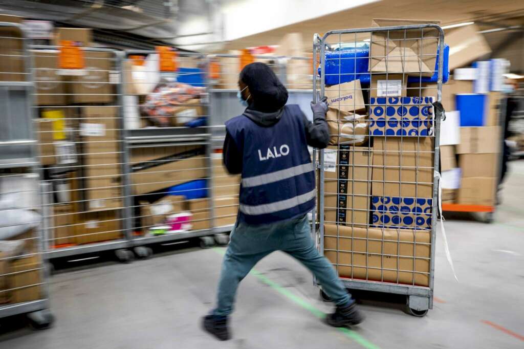 Un grupo de trabajadores prepara paquetes. EFE/Archivo