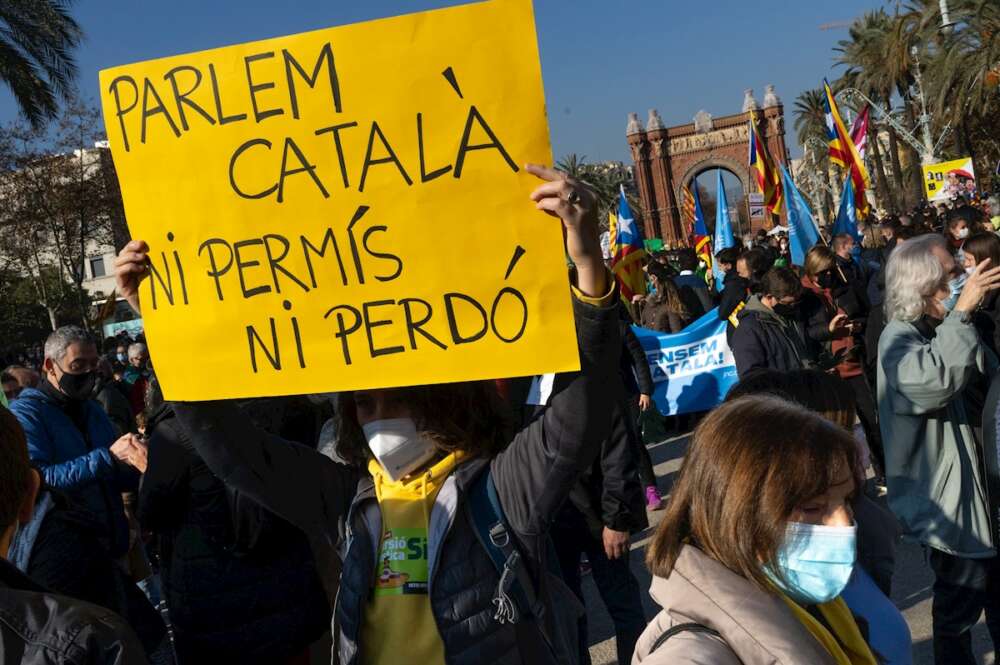 Manifestación convocada por la plataforma Somescola contra el 25% de español en las escuelas catalanas. EFE/Enric Fontcuberta