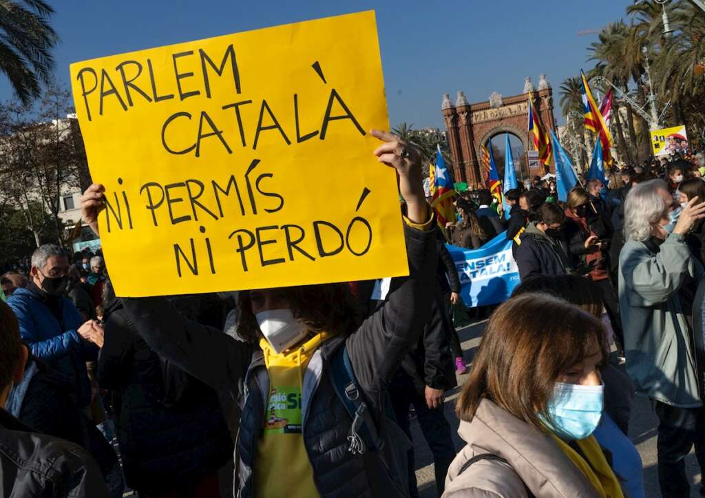 Manifestación convocada por la plataforma Somescola contra el 25% de español en las escuelas catalanas. EFE/Enric Fontcuberta