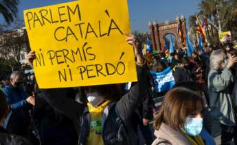 Manifestación convocada por la plataforma Somescola contra el 25% de español en las escuelas catalanas. EFE/Enric Fontcuberta
