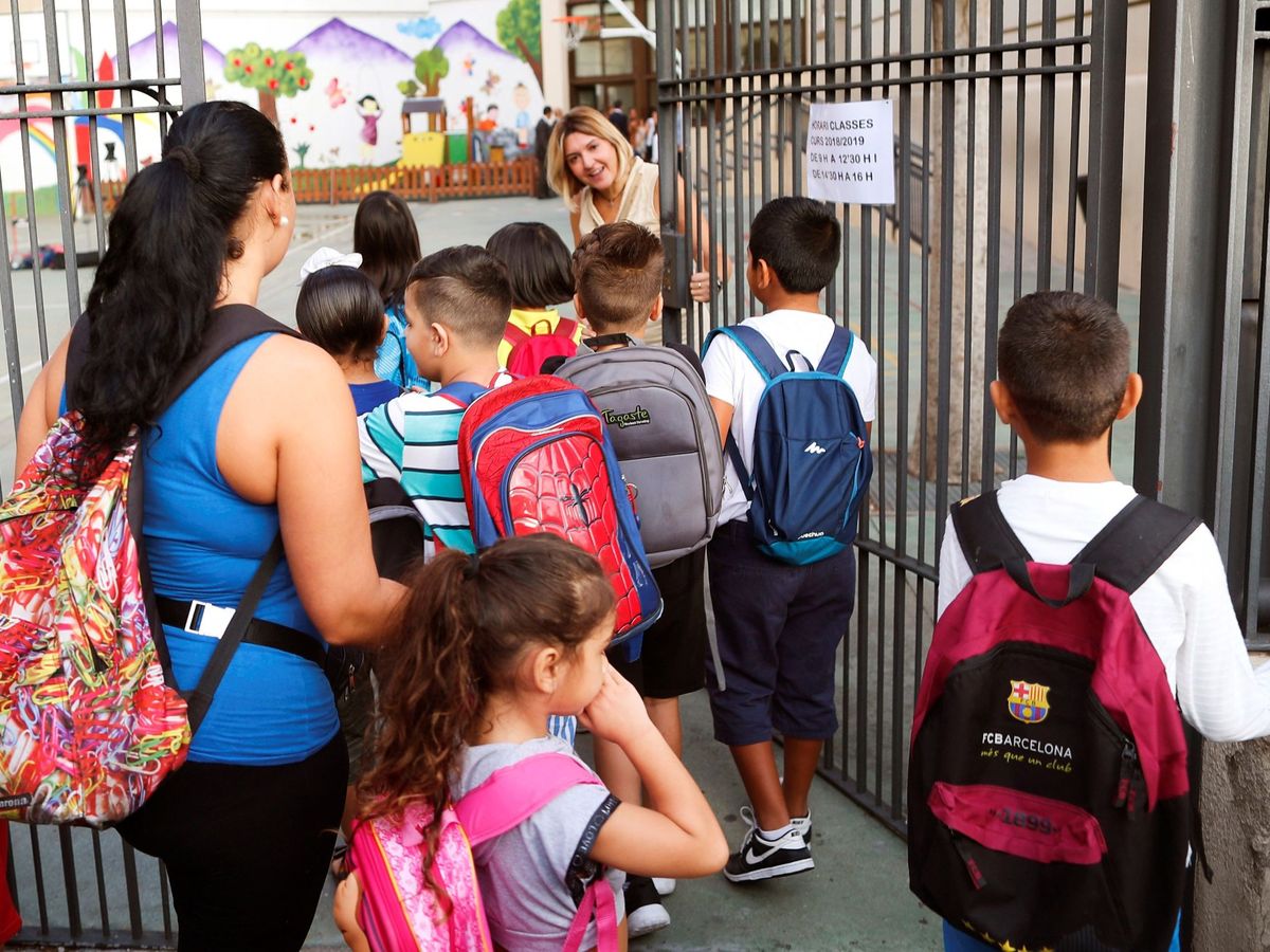 Alumnos haciendo cola para entrar a un colegio. EFE