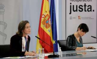 La ministra de Industria, Comercio y Turismo, Reyes Maroto, con la ministra de Política Territorial y portavoz del Gobierno, Isabel Rodríguez. EFE