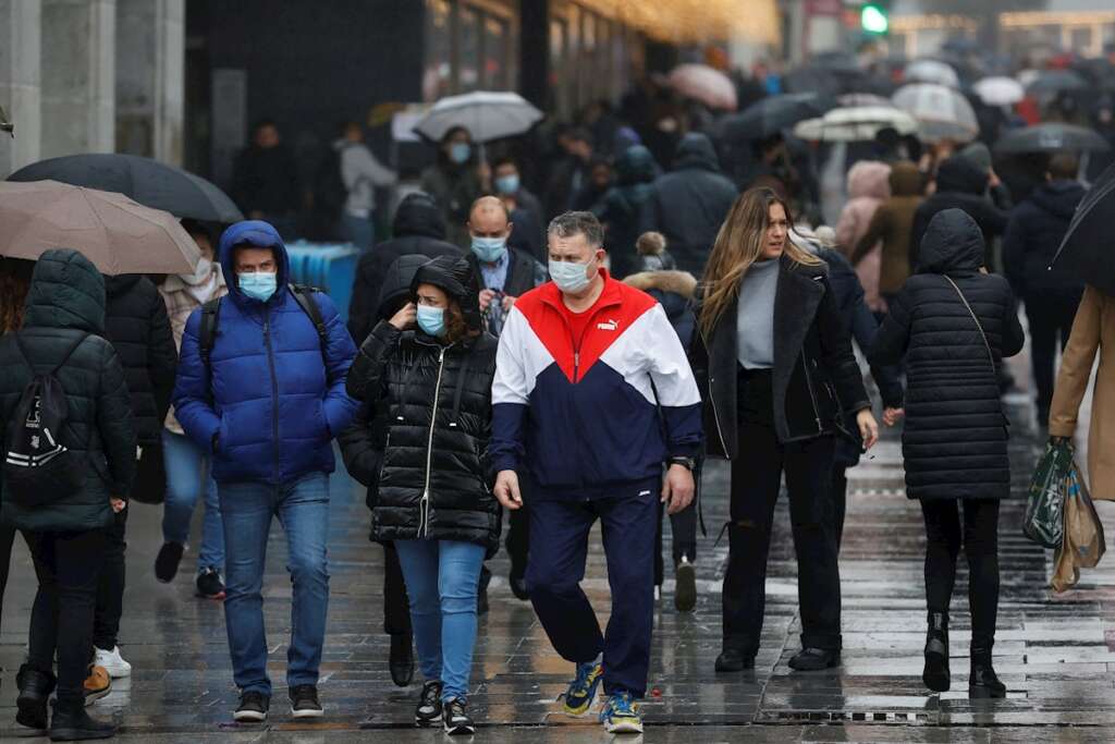 Radiografía navideña del Covid: España encara unas fiestas con récord de contagios pero con margen en la UCI. En la imagen, varias personas caminan con mascarillas por la calle Preciados de Madrid este viernes. EFE/ JuanJo Martín