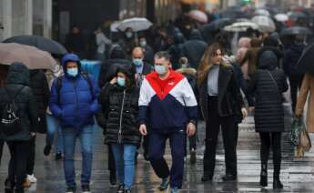 Radiografía navideña del Covid: España encara unas fiestas con récord de contagios pero con margen en la UCI. En la imagen, varias personas caminan con mascarillas por la calle Preciados de Madrid este viernes. EFE/ JuanJo Martín