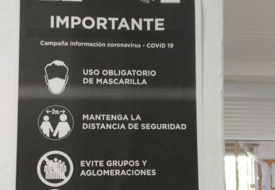 Cartel colocado en uno de los centros de la UNED. Foto: ED