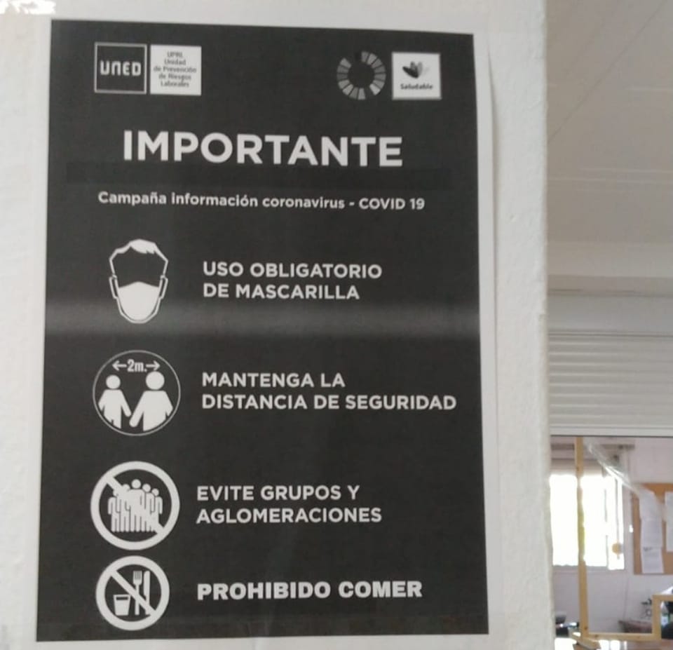 Cartel colocado en uno de los centros de la UNED. Foto: ED