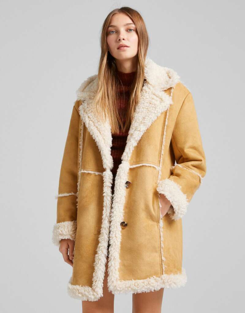 Bershka vende el abrigo camel con borrego interior ideal para invierno