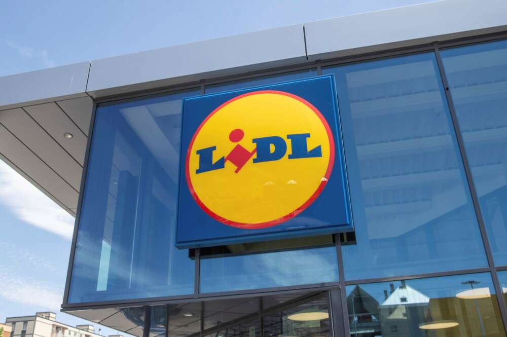 Fachada exterior de un supermercado de Lidl