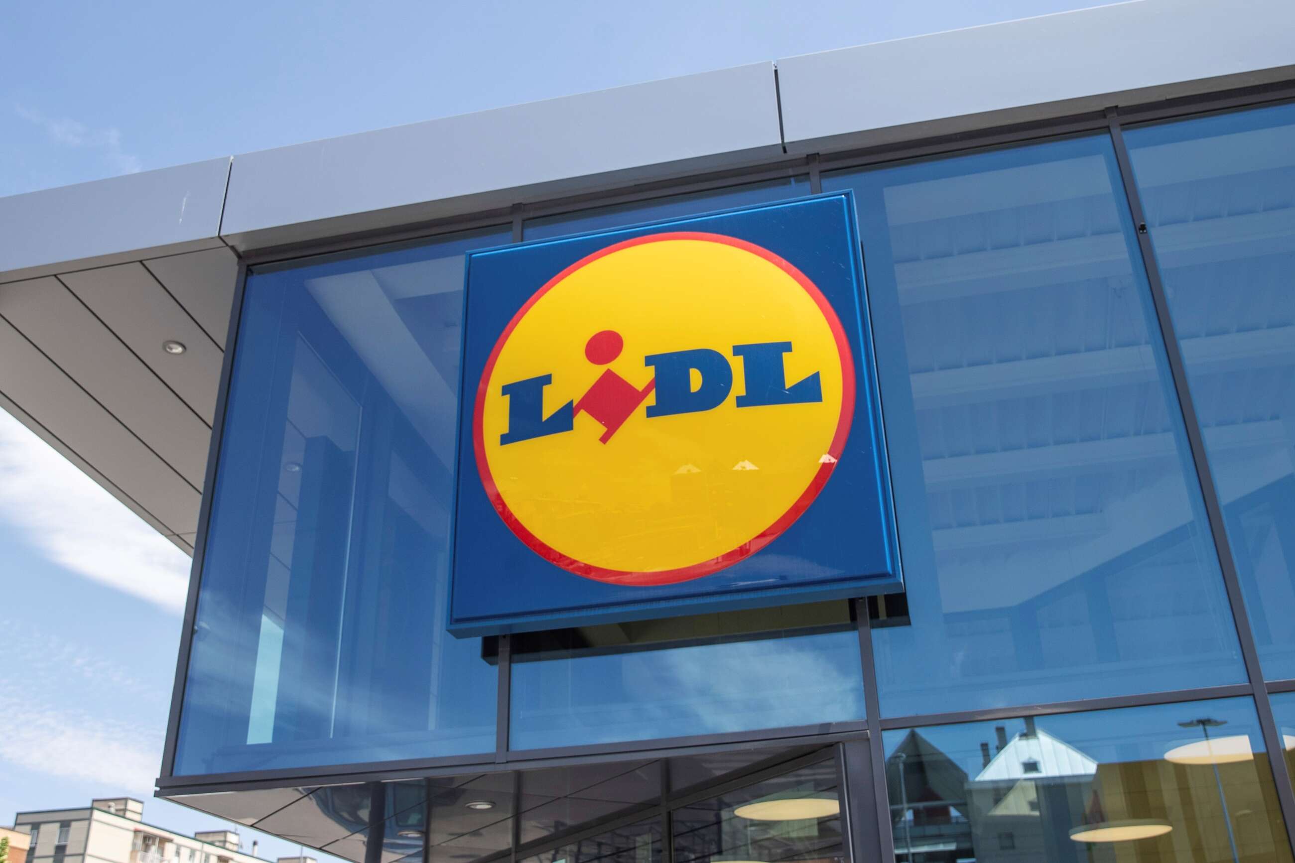 Fachada exterior de un supermercado de Lidl