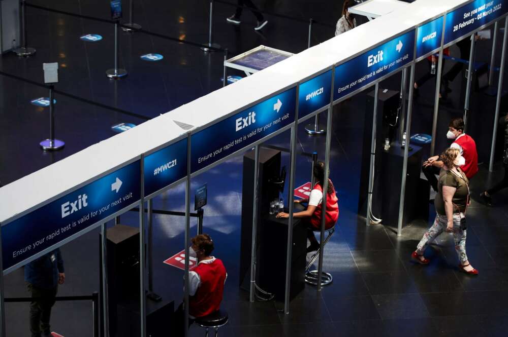 Una visitante abandona el recinto del Mobile World Congress (MWC) de Barcelona. EFE/Alejandro García