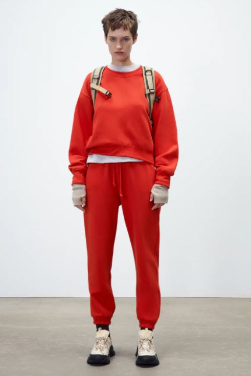 El chándal más básico y colorido que solo podrás encontrar en Zara
