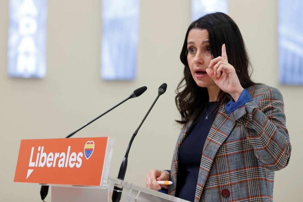 La líder de Ciudadanos, Inés Arrimadas, ofrece una rueda de prensa en la sede del partido. EFE/ Mariscal