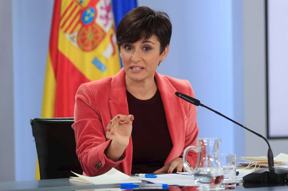 La ministra portavoz del Gobierno, Isabel Rodríguez, da una rueda de prensa tras la reunión del Consejo de Ministros este martes en el complejo del Palacio de La Moncloa. EFE/ Fernando Alvarado