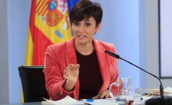 La ministra portavoz del Gobierno, Isabel Rodríguez, da una rueda de prensa tras la reunión del Consejo de Ministros este martes en el complejo del Palacio de La Moncloa. EFE/ Fernando Alvarado
