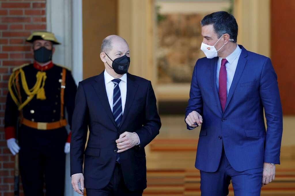 El presidente del Gobierno, Pedro Sánchez (d), junto al canciller alemán, Olaf Scholz (c), a su llegada a la rueda de prensa posterior a su reunión en el Palacio de la Moncloa, este lunes, para reforzar su sintonía en la defensa de las políticas socialdemócratas que creen que debe aplicar la Unión Europea para recuperarse tras la crisis provocada por la covid-19. EFE/ Mariscal