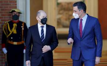 El presidente del Gobierno, Pedro Sánchez (d), junto al canciller alemán, Olaf Scholz (c), a su llegada a la rueda de prensa posterior a su reunión en el Palacio de la Moncloa, este lunes, para reforzar su sintonía en la defensa de las políticas socialdemócratas que creen que debe aplicar la Unión Europea para recuperarse tras la crisis provocada por la covid-19. EFE/ Mariscal