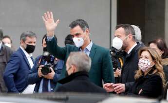 El presidente del Gobierno, Pedro Sánchez y la ministra de Transportes, Raquel Sánchez, (d) tras visitar el área de regeneración y renovación urbana del barrio San Antón de Elche.EFE/ Manuel Lorenzo