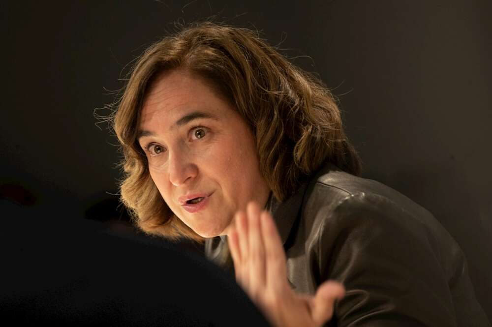 La alcaldesa de Barcelona, Ada Colau, participa en el tradicional encuentro anual con los medios de comunicación en el Colegio de Periodistas. EFE/Marta Pérez