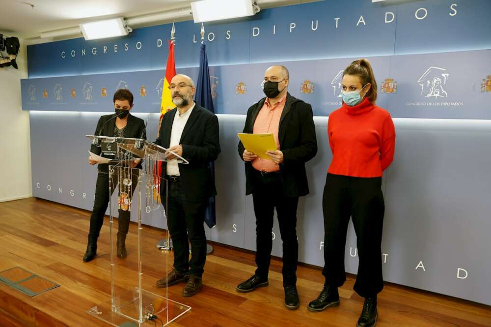 La portavoz en el Congreso de EH Bildu, Mertxe Aizpurua (i) junto con diputado del BNG, Néstor Riego (2i), el diputado de ERC, Jordi Salvador (2d) y la diputada de la CUP, Mireia Vehí (d) presentan un manifiesto conjunto sobre la reforma laboral este jueves en el Congreso de los diputados. EFE/ Chema Moya