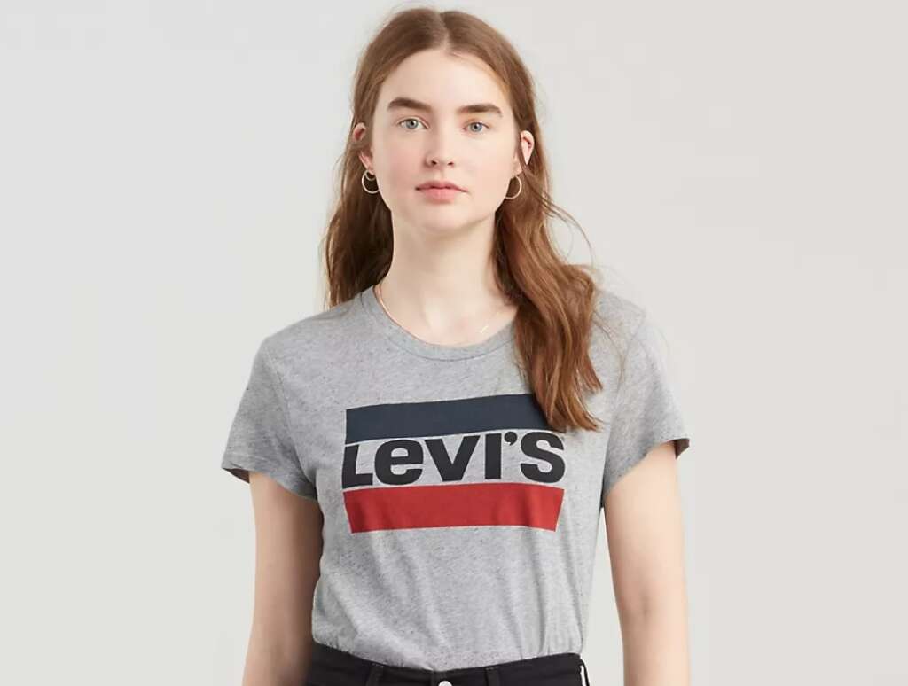 Levi's tiene las camisetas con el logo más famoso del mundo de moda rebajadas a de Zara - Economía