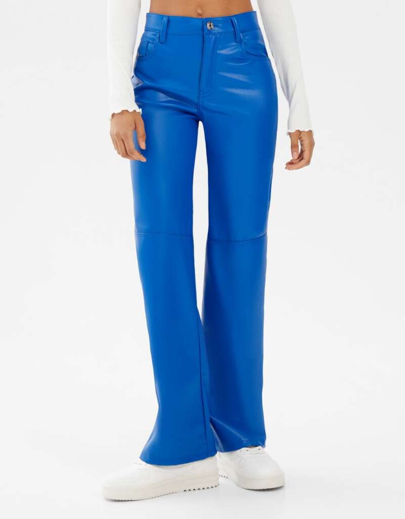 Los pantalones de campana vuelven a estar de moda y Bershka tiene