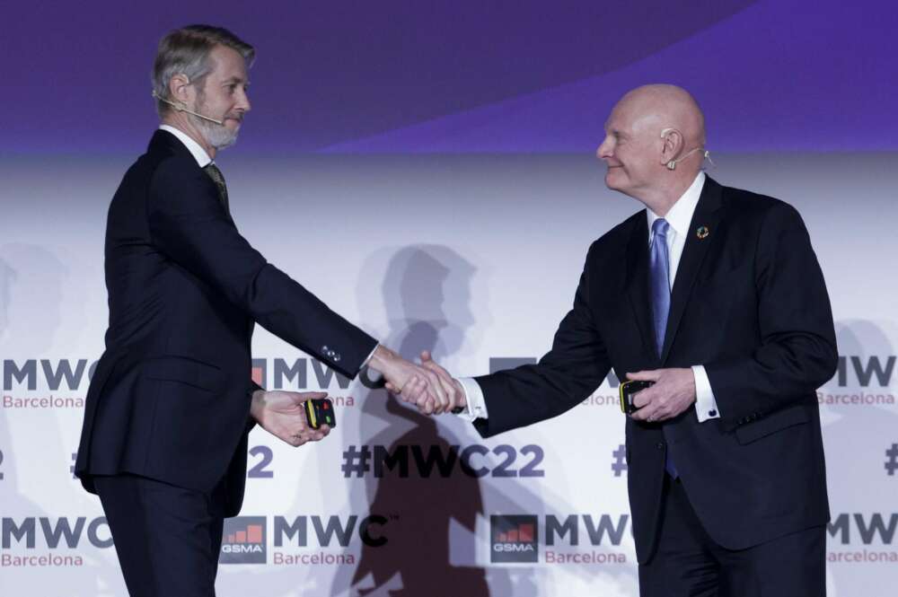 El consejero delegado de GSMA, John Hoffman (d) junto al director general, Mats Granryd (i) ,durante la rueda de prensa en la que la empresa organizadora del Mobile World Congress (MWC). EFE/Quique García