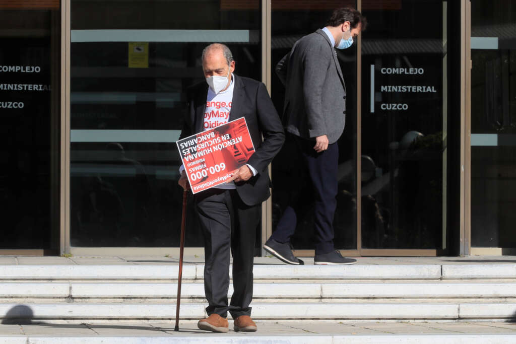 MADRID, 08/02/2022.- El anciano impulsor de la campaña "Soy mayorNoidiota", Carlos San Juan (i), tras su reunión con el Secretario General del Tesoro, Carlos Cuerpo (d, atrás), tras registrar 600.000 firmas en el Ministerio Economía para exigir a los bancos una mejor atención. EFE/ Fernando Alvarado