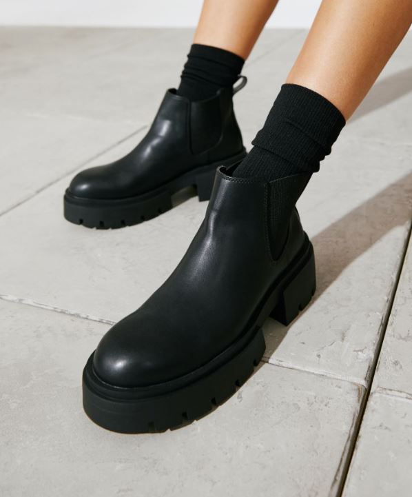 Las botas militares de mujer que más se llevan esta temporada están en H\u0026M  al mejor precio