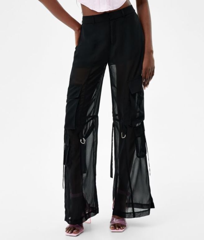 Los pantalones cargo con transparencias para mujer con los que Bershka ha  revolucionado sus ventas