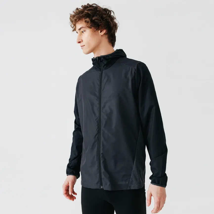 El cortavientos de Decathlon con el que no pasarás frío ni sufrirás por el viento cuando hagas running