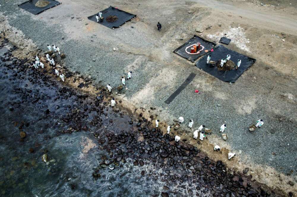 Repsol limpia las 28 playas afectadas en Perú