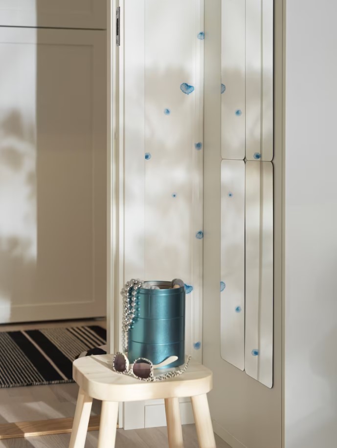 El espejo ideal para poner dentro de un armario o en cualquier parte de tu casa porque tiene adhesivo