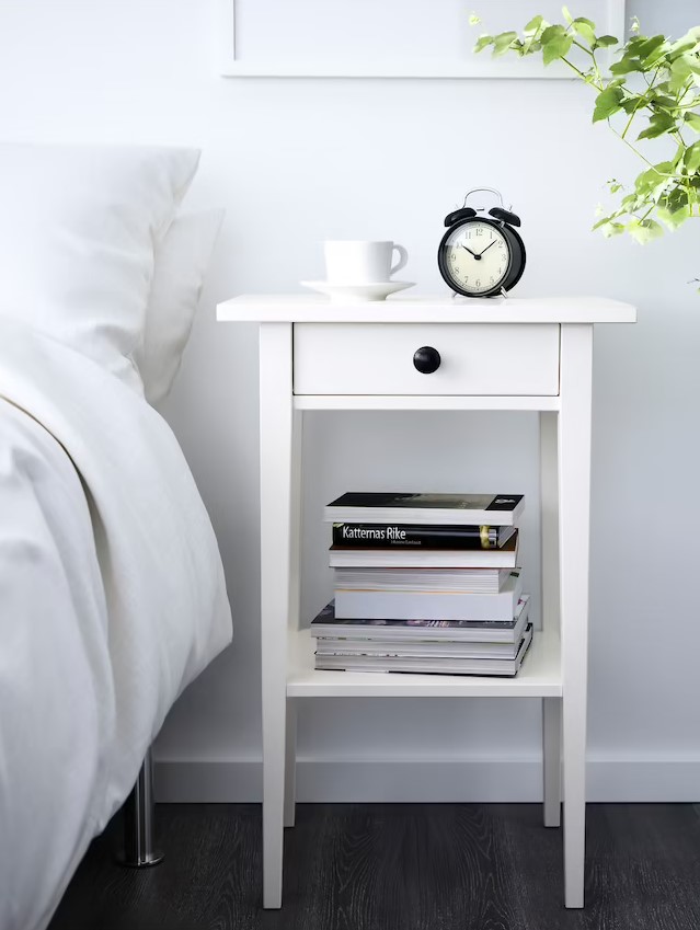 Hemnes: ideal si quieres una mesilla más alta